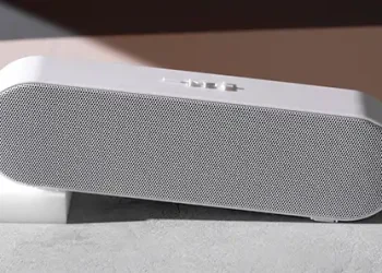 Weißer tragbarer Lautsprecher auf einem grauen Betontisch
