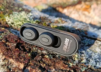 SUPRA NERO-TX2 im Ladecase auf einem gefällten Birkenstamm in der Herbstsonne