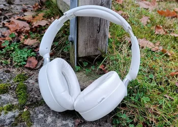 Weiße Sudio K2 Pro an einem Rankgitter auf Steinplatten