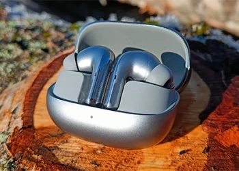 Xiaomi Buds 5 Pro im Ladecase auf einem Birkenstamm in der Herbstsonne