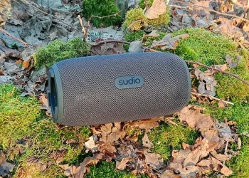 Schwarzer Sudio F5 PRO auf einem mit grünem Moos bedeckten Stein