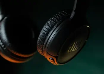 Schwarze JBL Tune 570BT vor grünem Hintergrund in der Luft