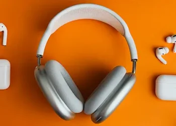 AirPods verschiedener Modelle auf orangefarbenem Untergrund