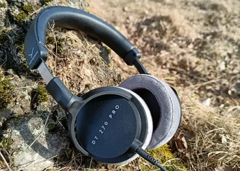 beyerdynamic DT 270 PRO in der Frühlingssonne an einem Baumstamm