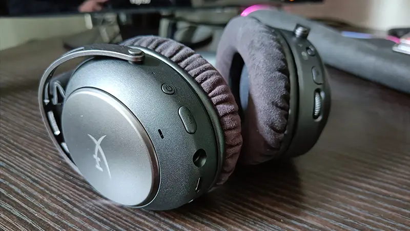 HyperX Cloud Alpha 2 Wireless mit Fokus auf die linke Ohrmuschel