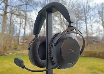 HyperX Cloud Alpha 2 Wireless auf einem Kopfhörerständer mit einem Waldstück im Hintergrund