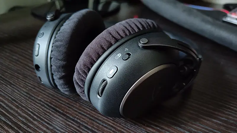 HyperX Cloud Alpha 2 Wireless mit Fokus auf die rechte Ohrmuschel