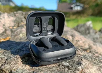 Schwarze SUPRA NiTRO-TX PRO im Ladecase auf einem großen grauen Stein in der Abendsonne
