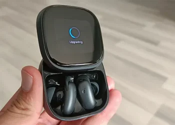 Soundcore Liberty 5 Pro Max im Ladecase mit „Upgrading“ auf dem Farbdisplay