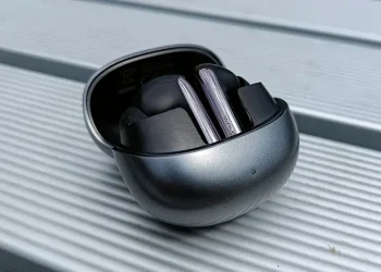 Wavell 4 Pro im Ladecase auf einer grauen Stahlbank