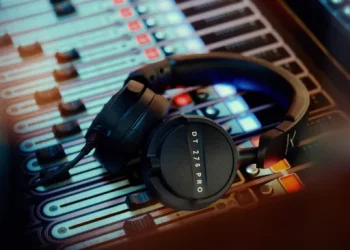 Beyerdynamic DT 275 Pro kabelgebundene On-Ear-Kopfhörer auf einem Mischpult
