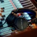 Beyerdynamic DT 275 Pro kabelgebundene On-Ear-Kopfhörer auf einem Mischpult