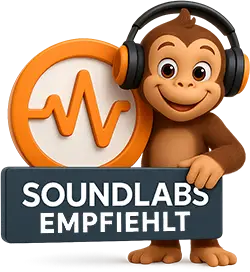 Soundlabs-Maskottchen in Form eines fröhlichen Affen mit Kopfhörern, der das Soundlabs-Symbol und ein Schild „Soundlabs empfiehlt“ hält
