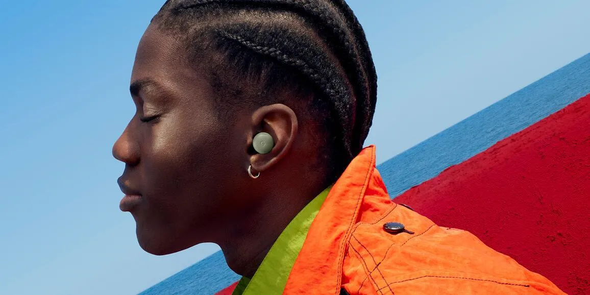 Google Pixel Buds Pro 2 in der neuen Farbe Olive mit kommenden Softwarefunktionen.