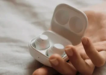 Weiße Samsung-In-Ears in einem weißen Ladecase in der Hand einer Frau