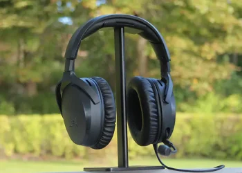 HyperX Cloud Stinger 3 auf einem Kopfhörerständer mit Bäumen und Sträuchern im Hintergrund