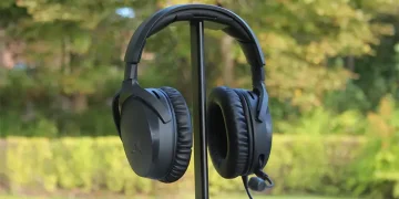 HyperX Cloud Stinger 3 auf einem Kopfhörerständer mit Bäumen und Sträuchern im Hintergrund