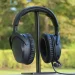 HyperX Cloud Stinger 3 auf einem Kopfhörerständer mit Bäumen und Sträuchern im Hintergrund