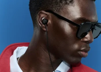 Bose Noise Cancelling Wired Earbuds bei einem Mann mit Sonnenbrille und roter Fleecejacke