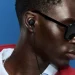 Bose Noise Cancelling Wired Earbuds bei einem Mann mit Sonnenbrille und roter Fleecejacke