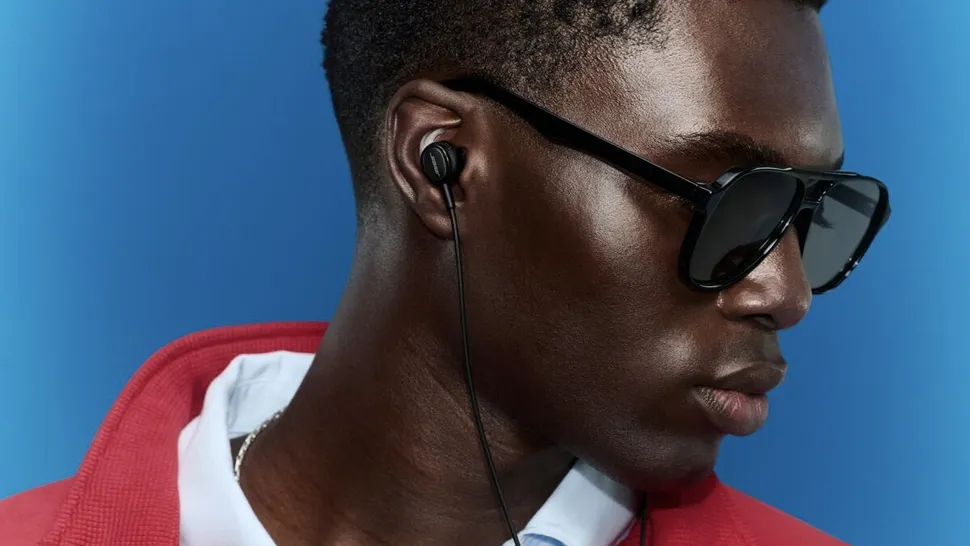 Bose Noise Cancelling Wired Earbuds bei einem Mann mit Sonnenbrille und roter Fleecejacke