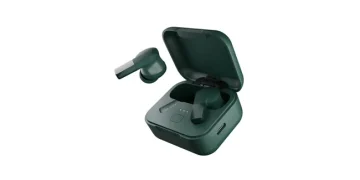 Fairphone Fairbuds 2 in Forest Green mit Ladecase vor weißem Hintergrund