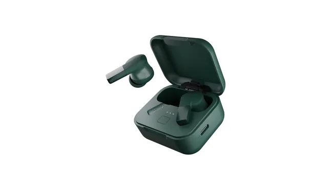 Fairphone Fairbuds 2 in Forest Green mit Ladecase vor weißem Hintergrund