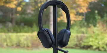 HP Poly Focus 625 Fold auf einem Ständer mit Waldstück im Hintergrund