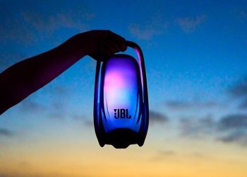 JBL Pulse 6 mit 360-Grad-Lichtshow und beleuchtetem Griff
