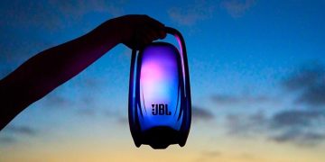 JBL Pulse 6 mit 360-Grad-Lichtshow und beleuchtetem Griff