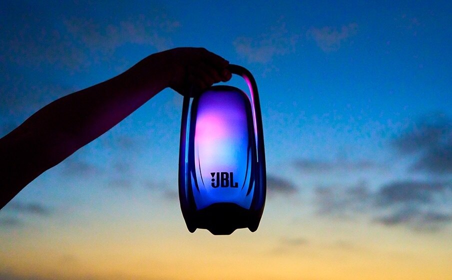 JBL Pulse 6 mit 360-Grad-Lichtshow und beleuchtetem Griff